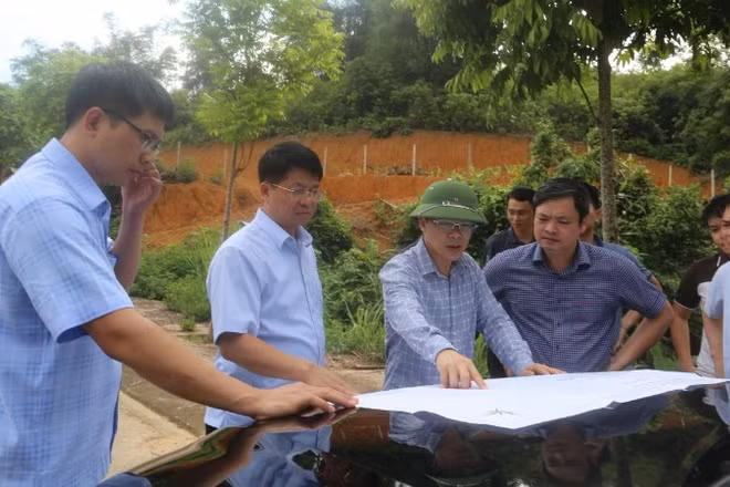 Lãnh đạo tỉnh Thái Nguyên kiểm tra, rà soát các vị trí dự kiến bố trí tái định cư phục vụ thi công dự án cao tốc Bắc Kạn-Cao Bằng. (Ảnh: THU CÚC)