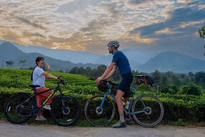 Khách quốc tế đạp xe, trải nghiệm vùng chè tại Thái Nguyên. (Ảnh: BÙI MAI)