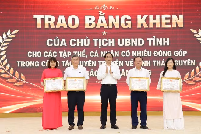 Bí thư Tỉnh ủy Thái Nguyên Trịnh Xuân Trường trao Bằng khen tặng các tập thể có thành tích xuất sắc. (Ảnh: TUẤN SƠN)
