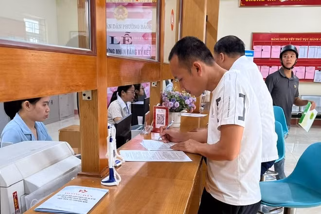 Hoạt động tại Trung tâm phục vụ hành chính công phường Bắc Kạn. (Ảnh: TUẤN SƠN)