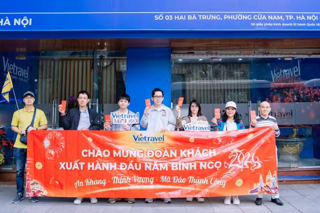 Đoàn khách xuất hành du lịch sáng mùng 1 Tết Bính Ngọ.
