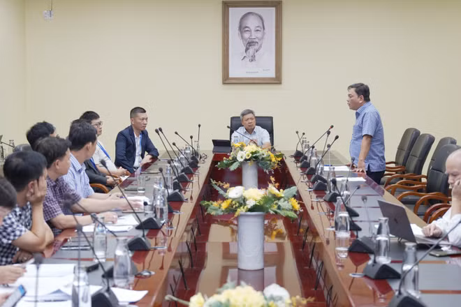 Lãnh đạo Ủy ban nhân dân thành phố Đà Nẵng yêu cầu sở, ngành đẩy nhanh hoàn thiện thủ tục pháp lý trồng sâm Ngọc Linh. (Ảnh: BẢO TRÂN)