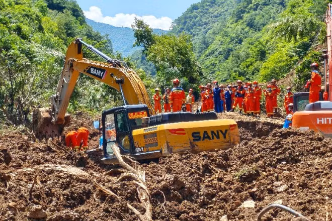 Hiện trường vụ lở đất tại tỉnh Cam Túc, Trung Quốc, ngày 7/7/2026. (Ảnh: THX/TTXVN)