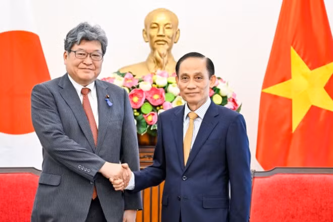 Ủy viên Bộ Chính trị, Bộ trưởng Ngoại giao Lê Hoài Trung tiếp quyền Tổng Thư ký Đảng Dân chủ Tự do Nhật Bản Hagiuda Koichi. (Ảnh: Bộ Ngoại giao Việt Nam)