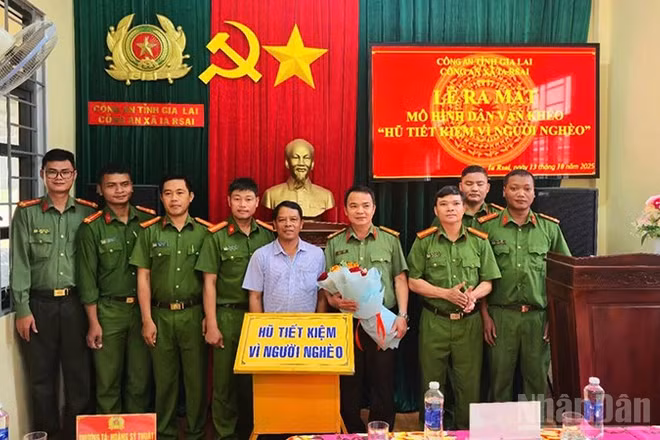 Lãnh đạo xã Ia Rsai chúc mừng Công an xã Rsai ra mắt mô hình "Hũ tiết kiệm vì người nghèo".