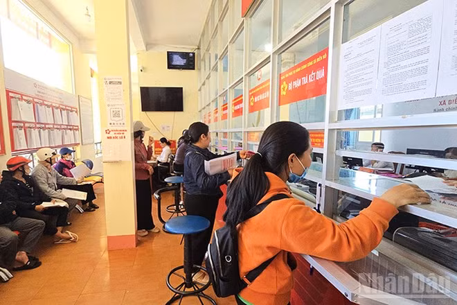 Người dân đến làm thủ tục hành chính tại Trung tâm Phục vụ hành chính công xã Biển Hồ
