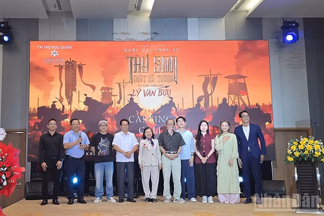Ê-kíp sản xuất và các diễn viên tại buổi casting.