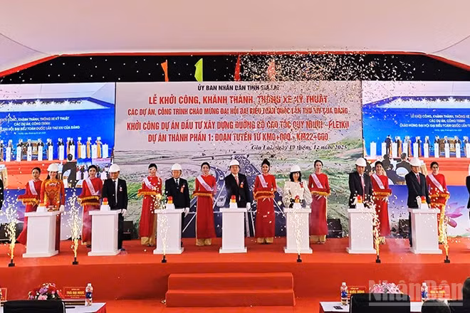 Các đại biểu nhấn nút khởi công dự án.