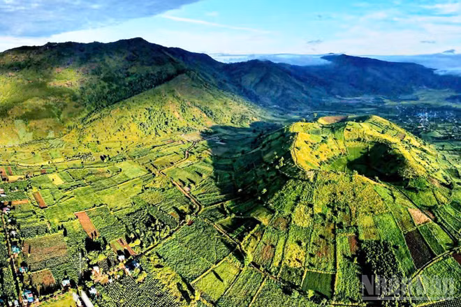 Vẻ đẹp của núi lửa Chư Đăng Ya thu hút đông du khách.