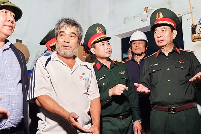 Đại tướng Phan Văn Giang (bìa phải) thăm hỏi, động viên người dân bị thiệt hại bởi mưa lũ tại Gia Lai.