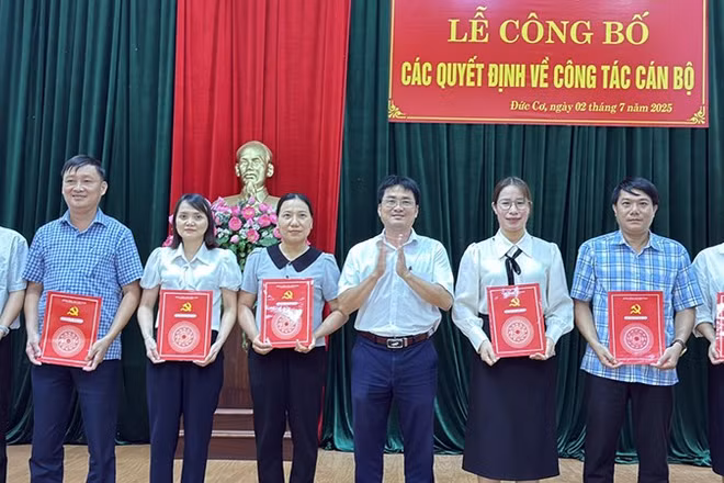 Trao các quyết định về công tác cán bộ tại xã Đức Cơ.