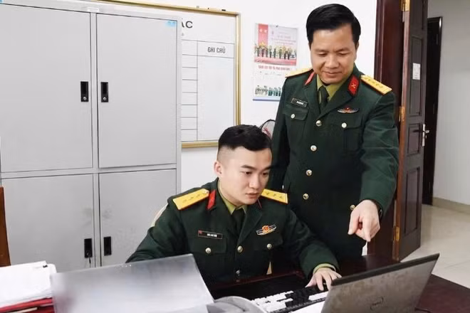 Lãnh đạo, cán bộ Phòng Chính trị trao đổi, theo dõi nắm tình hình để đấu tranh với luận điệu xuyên tạc trên không gian mạng. (Ảnh: DUY ĐỨC).