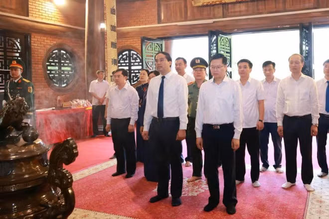 Lãnh đạo tỉnh Thái Nguyên dâng hương tại Nhà tưởng niệm Chủ tịch Hồ Chí Minh ở Đèo De, xã Phú Đình. (Ảnh: HƯƠNG LAN)