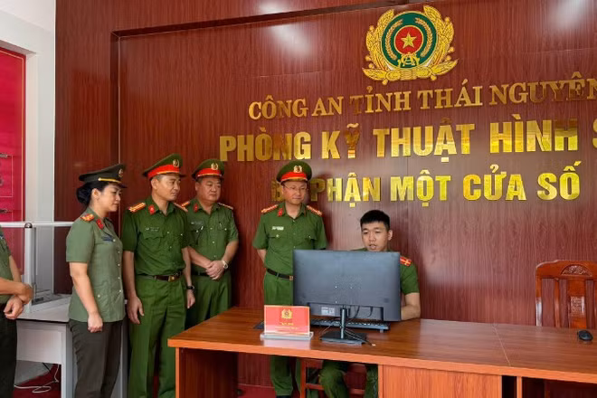 Lãnh đạo Công an tỉnh Thái Nguyên kiểm tra việc vận hành bộ phận "Một cửa số" tại Phòng Kỹ thuật hình sự. (Ảnh: ĐỖ HÀ)
