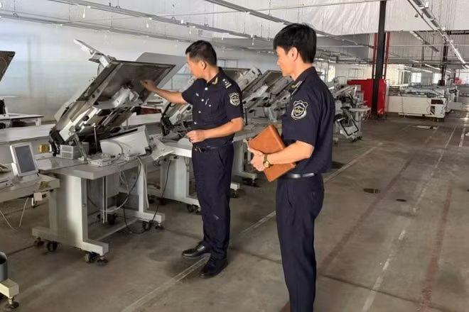 Công chức Hải quan Thái Nguyên kiểm tra tình hình sản xuất tại doanh nghiệp trong Khu công nghiệp. (Ảnh: THÁI BÌNH)