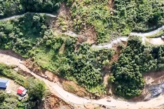 Khu vực thôn Khuổi Luông, xã Ba Bể, tiềm ẩn nguy cơ sạt lở cao do có nhiều vết nứt trên núi. (Ảnh: TUẤN SƠN)