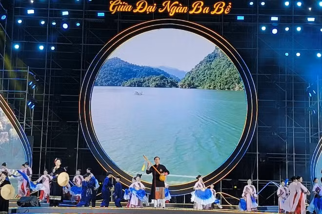 Trình diễn các tiết mục tại chương trình. (Ảnh: TUẤN SƠN).