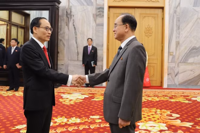 Đặc phái viên của Tổng Bí thư, Chủ tịch nước Tô Lâm, đồng chí Lê Hoài Trung, Ủy viên Bộ Chính trị, Bộ trưởng Ngoại giao và Chủ tịch Ủy ban Thường vụ Hội nghị nhân dân tối cao kiêm Chủ tịch Hội nghị nhân dân tối cao Cộng hòa dân chủ nhân dân Triều Tiên, ngày 15/5. (Ảnh: TTXVN)