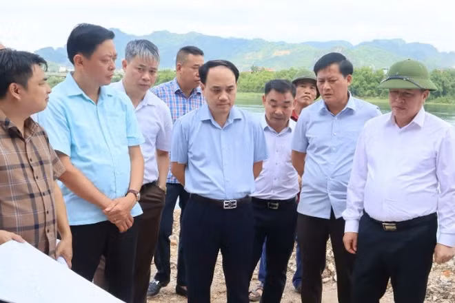 Đồng chí Đinh Công Sứ, Phó Chủ tịch Ủy ban nhân dân tỉnh Phú Thọ (thứ nhất từ phải sang) chỉ đạo đẩy nhanh tiến độ thi công các dự án, hoàn thành trong năm 2026, tại khu vực Hòa Bình.