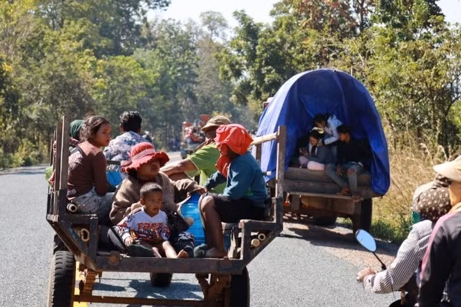 Người dân Campuchia ở tỉnh Preah Vihear, giáp với Thái Lan, sơ tán tránh xung đột, ngày 8/12/2025. (Ảnh: THX/TTXVN)