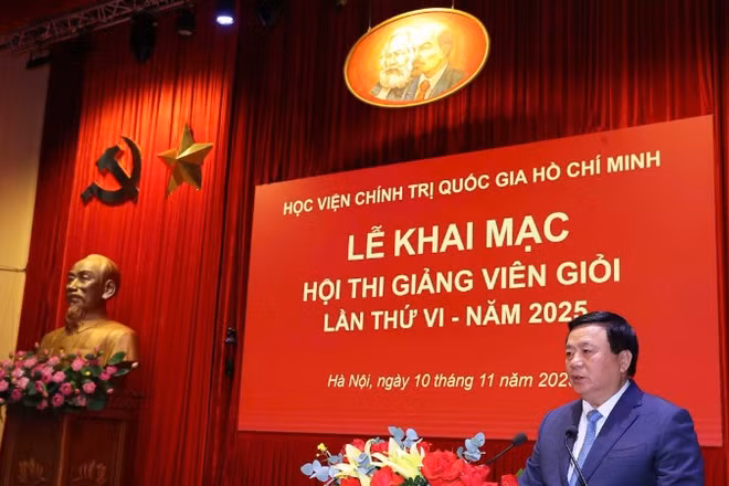 Đồng chí Nguyễn Xuân Thắng phát biểu khai mạc Hội thi giảng viên giỏi cấp Học viện lần thứ VI năm 2025 của Học viện Chính trị quốc gia Hồ Chí Minh. 