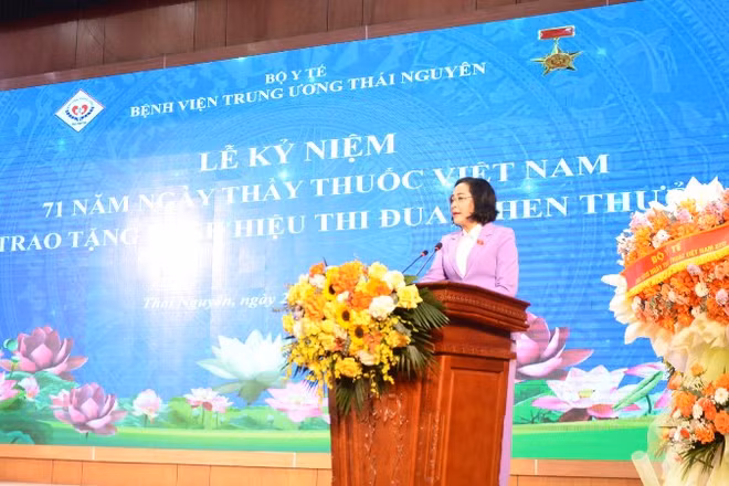 Phó Chủ tịch Quốc hội Nguyễn Thị Thanh phát biểu tại buổi lễ. (Ảnh: TUẤN SƠN)