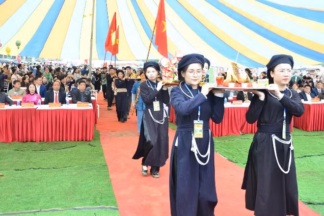 Nghi lễ rước mâm cỗ cầu mùa tại lễ khai hội. (Ảnh: TUẤN SƠN)