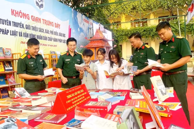Cán bộ Bộ Chỉ huy Quân sự tỉnh Thái Nguyên phổ biến giáo dục pháp luật cho học sinh xã Phú Lương. (Ảnh: DUY ĐỨC).