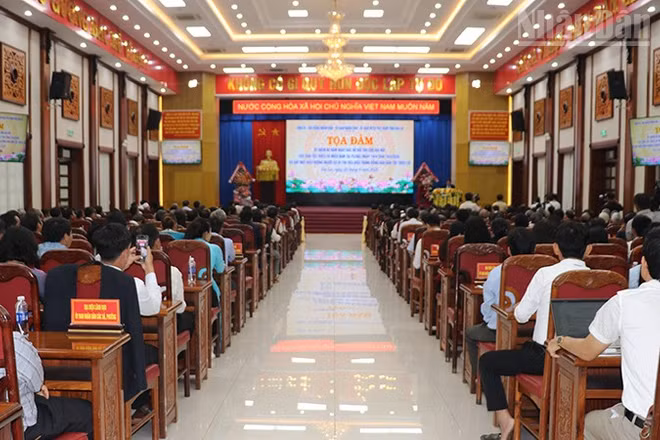Quang cảnh buổi tọa đàm.