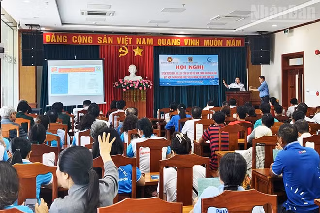 Bộ Tư lệnh Vùng Cảnh sát biển 2 phối hợp tổ chức hội nghị tuyên truyền tình hình biển đảo, luật Cảnh sát biển, chống khai thác IUU cho cán bộ, đảng viên và ngư dân phường Quy Nhơn.