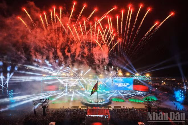 Mega Concert "Gia Lai - Đại ngàn chạm biển xanh" thu hút hơn 70.000 người dân và du khách tham dự.