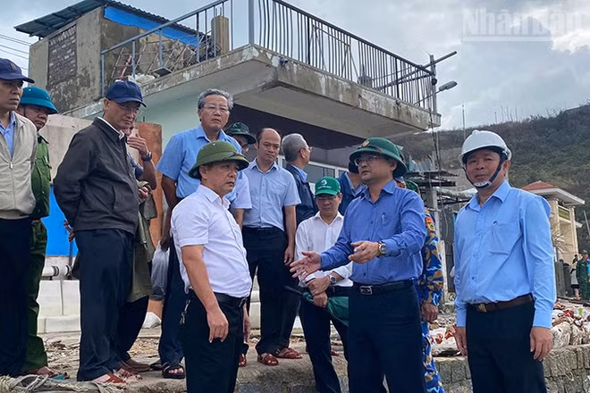 Lãnh đạo tỉnh Gia Lai và phường Quy Nhơn kiểm tra công tác khắc phục bão lũ năm 2025 tại khu phố 9 (Ảnh: Hải Minh)