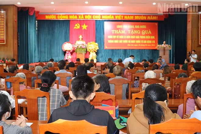 Quang cảnh buổi thăm, tặng quà.