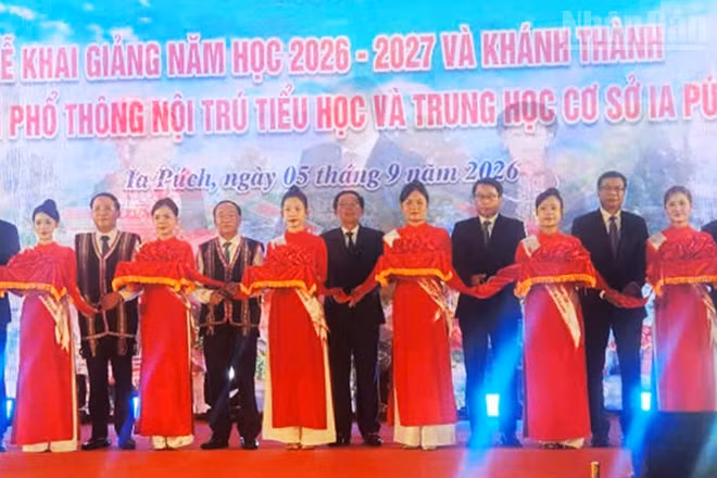 Phó Thủ tướng Hồ Quốc Dũng cắt băng khánh thành Trường phổ thông nội trú tiểu học và trung học cơ sở Ia Púch. (Ảnh: PHÚC THẮNG)