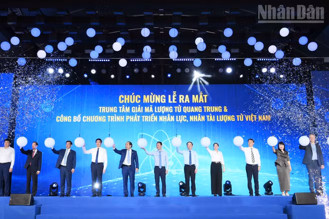 Các đại biểu thực hiện nghi thức ra mắt Trung tâm Giải mã lượng tử Quang Trung.