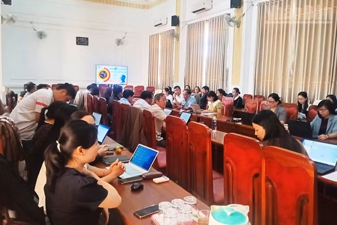 Cán bộ, công chức, viên chức xã Đức Cơ hào hứng tham gia lớp tập huấn ứng dụng trí tuệ nhân tạo.