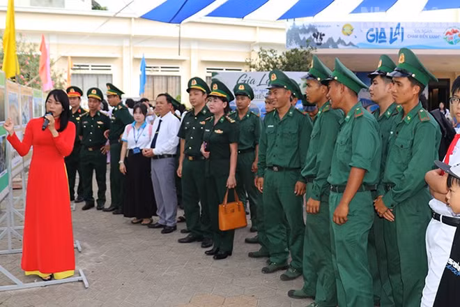 Các đại biểu nghe thuyết minh tại triển lãm.