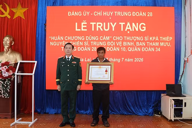 Thừa ủy quyền của Chủ tịch nước, Trung tướng Lê Minh Quang trao Huân chương Dũng cảm cho thân nhân gia đình Thượng sĩ Kpă Thiêp.