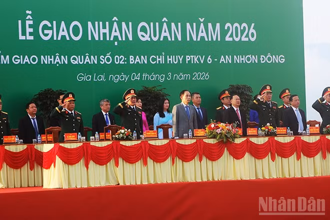 Các đại biểu thực hiện nghi thức chào cờ.