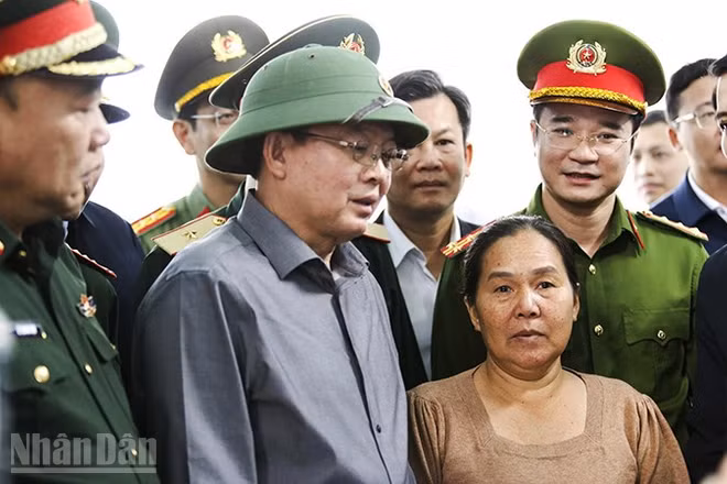 Phó Thủ tướng Hồ Quốc Dũng thăm hỏi, động viên các gia đình bị thiệt hại do thiên tai.