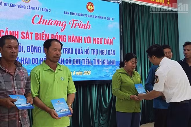 Bộ Tư lệnh Vùng Cảnh sát biển 2 trao suất quà cho các gia đình có tàu cá bị cháy.