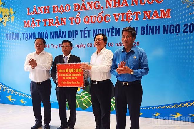 Phó Thủ tướng Hồ Quốc Dũng tặng quà tại xã Tuy Phước.