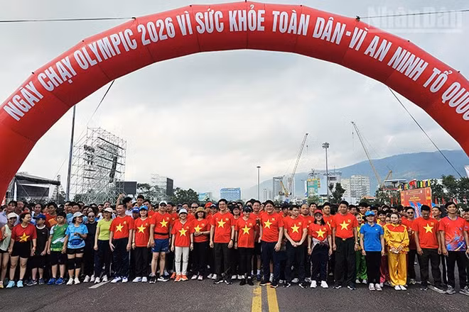 Đông đảo cán bộ, người dân chuẩn bị ở vạch xuất phát giải chạy.
