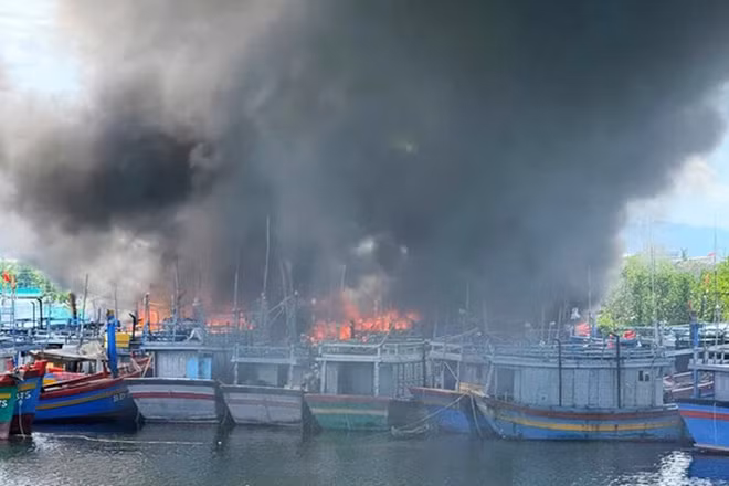 Vụ cháy tàu cá tại khu Nhơn Phước.