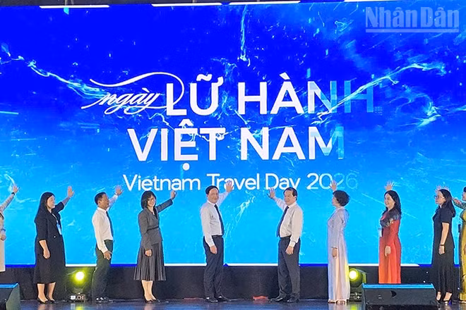 Các đại biểu thực hiện nghi thức chính thức khai mạc Ngày Lữ hành Việt Nam 2026. (Ảnh: PHÚC THẮNG)
