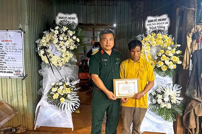 Đại diện gia đình hạ sĩ Kpă Thiêp nhận Giấy khen của Chủ tịch Ủy ban nhân dân xã Chư Sê.