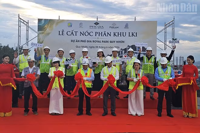 Cắt băng mừng lễ cất nóc phân khu LK1.