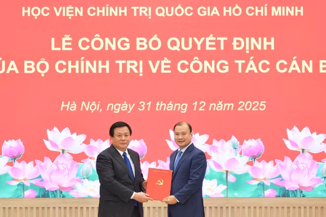 Đồng chí Nguyễn Xuân Thắng, Ủy viên Bộ Chính trị, Giám đốc Học viện Chính trị quốc gia Hồ Chí Minh, Chủ tịch Hội đồng Lý luận Trung ương, trao quyết định của Bộ Chính trị và chúc mừng đồng chí Lê Hải Bình, Ủy viên dự khuyết Trung ương Đảng, Phó Giám đốc Học viện Chính trị quốc gia Hồ Chí Minh. (Ảnh: THẾ ĐẠI)