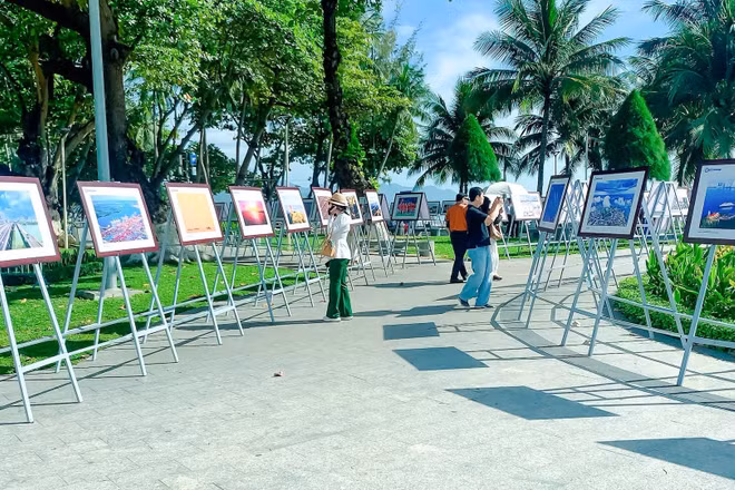 Khách tham quan triển lãm Ảnh nghệ thuật Việt Nam năm 2026 tại Nha Trang (Khánh Hòa). (Ảnh: Ban tổ chức)