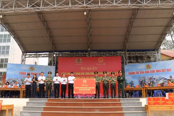 Lãnh đạo Bộ Công an trao tặng kinh phí thực hiện chương trình cho tỉnh Thái Nguyên. (Ảnh: TUẤN SƠN)